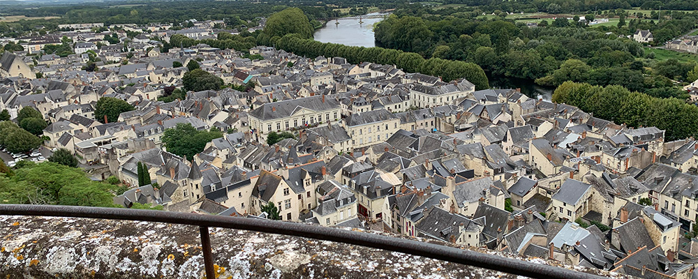 Uitzicht vanaf klokkentoren Chinon over stad Chinon Uitzicht vanaf klokkentoren Chinon over stad Chinon