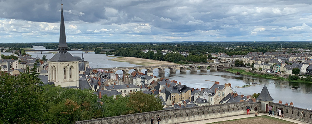 Vanaf het kasteel Saumur heb je een mooi uitzicht over de Loire en Saumur Vanaf het kasteel Saumur heb je een mooi uitzicht over de Loire en Saumur